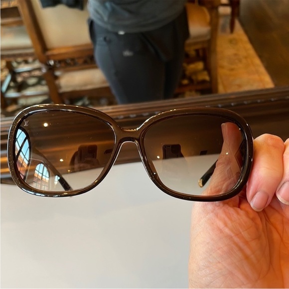 🌟🌟HOST PICK🌟🌟 Stunning Louis Vuitton Sunglasses - Picture 7 of 11